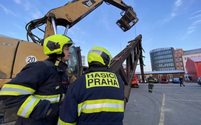 FOTO, VIDEO: Hasičská stanice v Holešovicích šla k zemi. Nová bude stát za dva roky