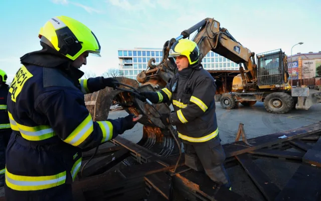 FOTO, VIDEO: Hasičská stanice v Holešovicích šla k zemi. Nová bude stát za dva roky