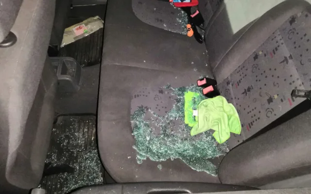 FOTO: Zloděj chtěl vykrást auto. To patřilo strážníkovi, který pachatele uviděl z okna