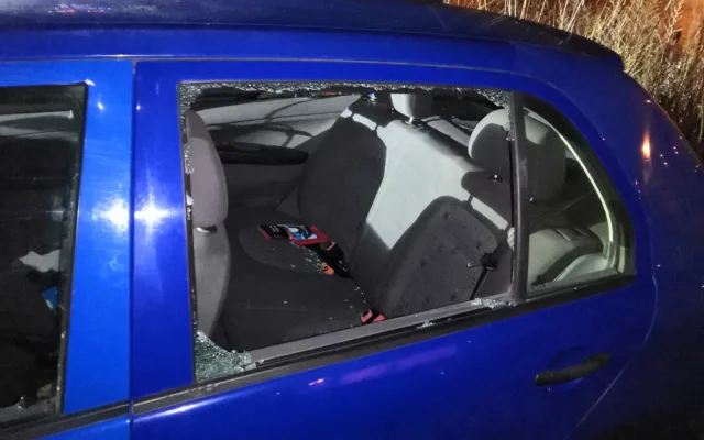 FOTO: Zloděj chtěl vykrást auto. To patřilo strážníkovi, který pachatele uviděl z okna