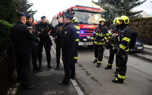 Hasiči a chemická služba dnes odpoledne zasahovali u požáru plynu v garážích v Hájích.