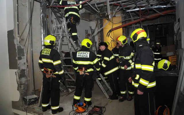 FOTO: Muž v Národní ulici spadl do světlíkové šachty. Hasiči se ke zraněnému dostávali skoro hodinu