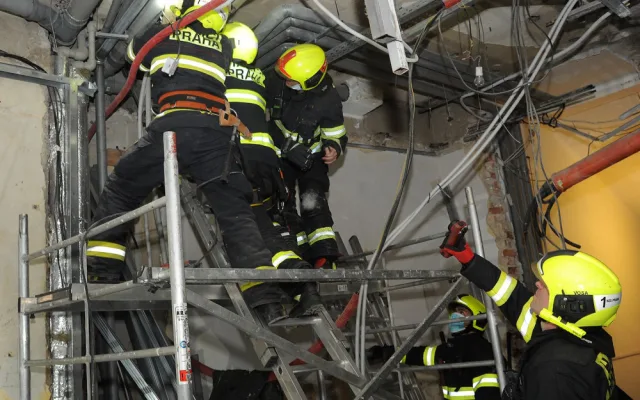 FOTO: Muž v Národní ulici spadl do světlíkové šachty. Hasiči se ke zraněnému dostávali skoro hodinu