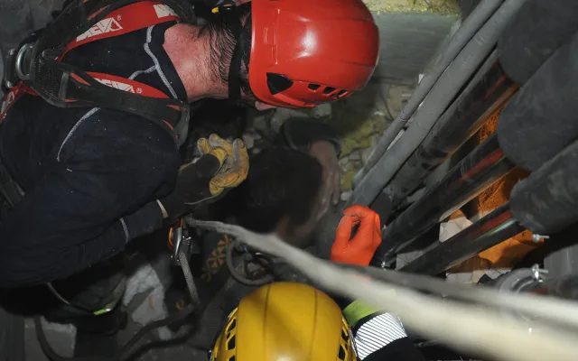 FOTO: Muž v Národní ulici spadl do světlíkové šachty. Hasiči se ke zraněnému dostávali skoro hodinu