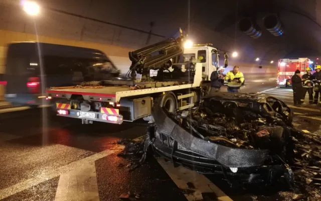 V Blance shořelo luxusní lamborghini. Škoda přesáhne pět milionů.