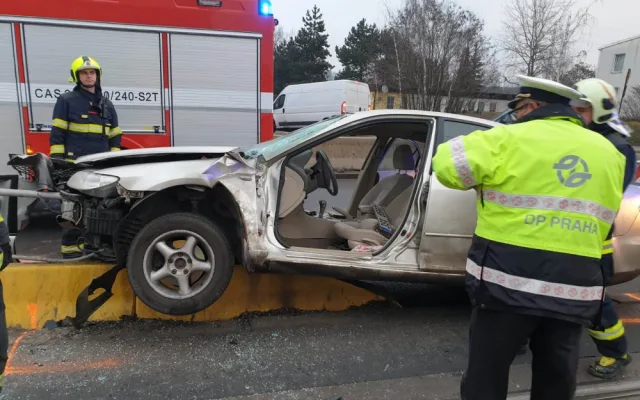 FOTO: Dnes ráno došlo ke střetu tramvaje s autem. Zraněnou osobu museli hasiči z auta vyprostit