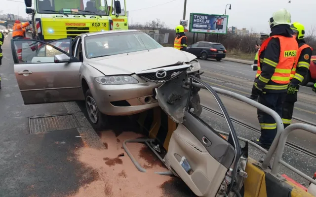 FOTO: Dnes ráno došlo ke střetu tramvaje s autem. Zraněnou osobu museli hasiči z auta vyprostit