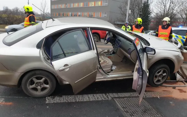FOTO: Dnes ráno došlo ke střetu tramvaje s autem. Zraněnou osobu museli hasiči z auta vyprostit