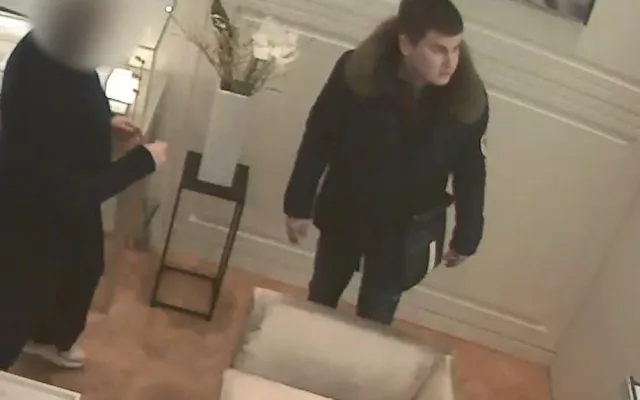 FOTO, VIDEO: Dva muži v pražském klenotnictví ukradli šperky za čtvrt milionu. Pátrají po nich kriminalisté