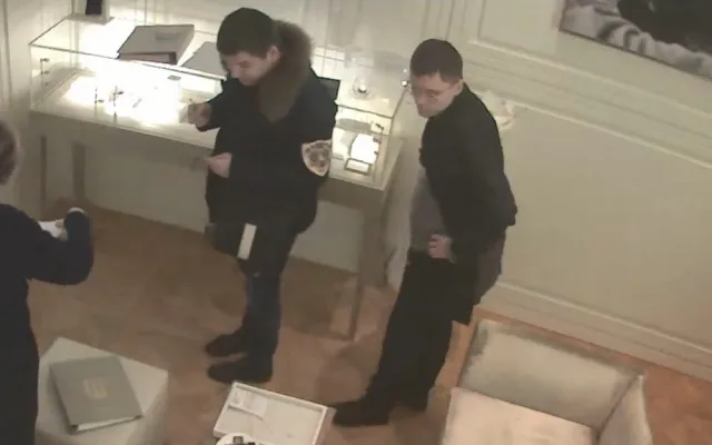 FOTO, VIDEO: Dva muži v pražském klenotnictví ukradli šperky za čtvrt milionu. Pátrají po nich kriminalisté