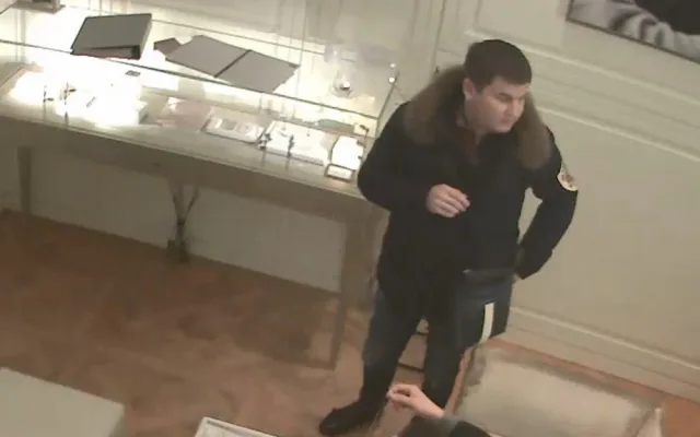 FOTO, VIDEO: Dva muži v pražském klenotnictví ukradli šperky za čtvrt milionu. Pátrají po nich kriminalisté