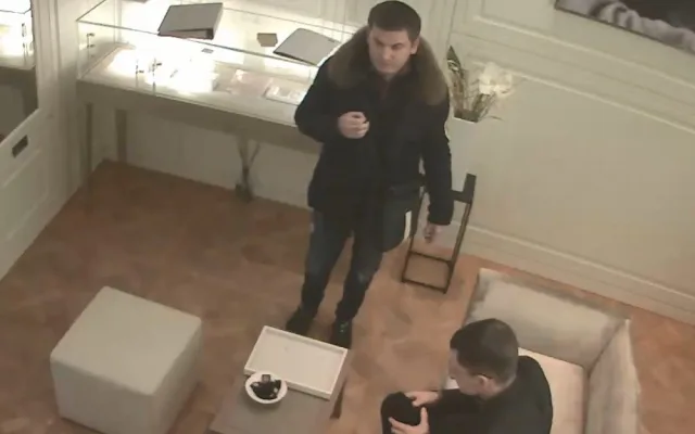 FOTO, VIDEO: Dva muži v pražském klenotnictví ukradli šperky za čtvrt milionu. Pátrají po nich kriminalisté