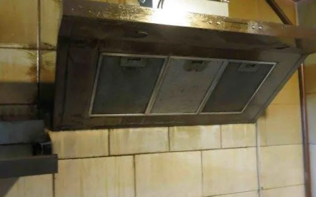 Odpadky a nepořádek. Inspekce uzavřela Hanoj Bistro na Braníku.