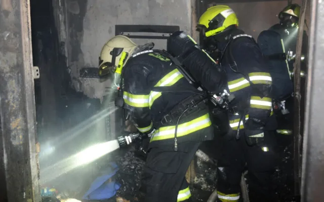 FOTO: Při požáru domu s pečovatelskou službou zemřel jeden člověk, příčinou byla závada na lednici