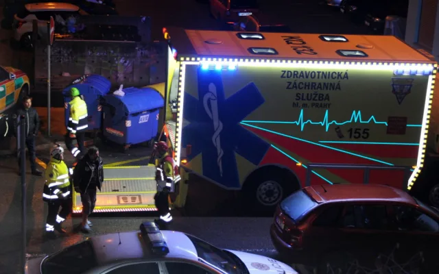 FOTO: Při požáru domu s pečovatelskou službou zemřel jeden člověk, příčinou byla závada na lednici