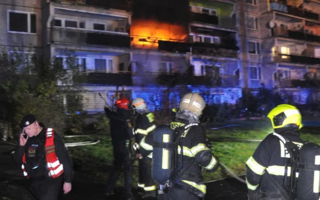 FOTO: Při požáru domu s pečovatelskou službou zemřel jeden člověk, příčinou byla závada na lednici