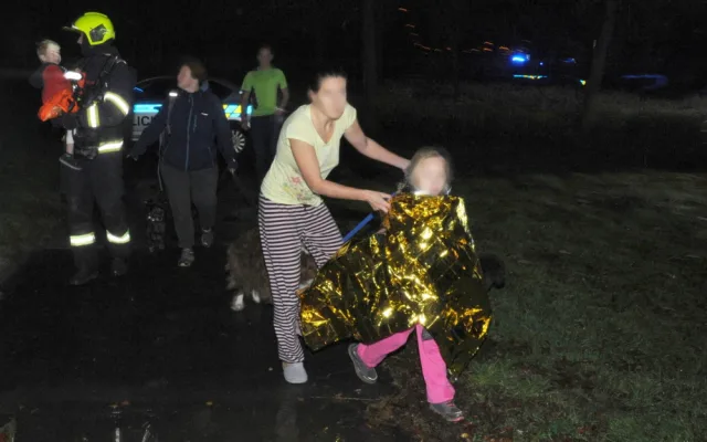 FOTO: Při požáru domu s pečovatelskou službou zemřel jeden člověk, příčinou byla závada na lednici