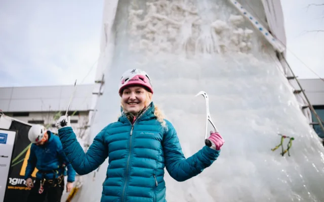 FOTO: Na Černém mostě vyrostla ledová stěna. V sobotu se u ní bude podepisovat Adam Ondra