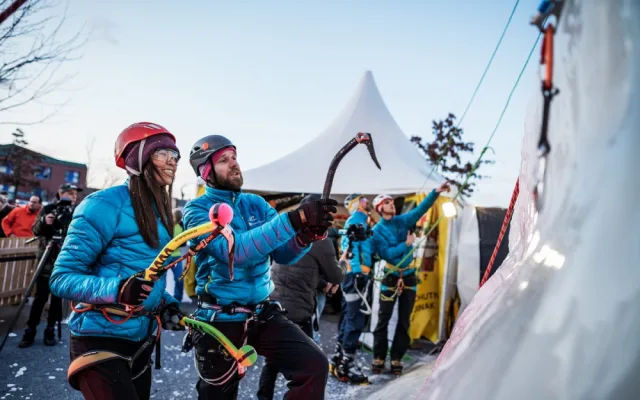 FOTO: Na Černém mostě vyrostla ledová stěna. V sobotu se u ní bude podepisovat Adam Ondra