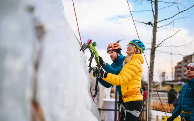 FOTO: Na Černém mostě vyrostla ledová stěna. V sobotu se u ní bude podepisovat Adam Ondra