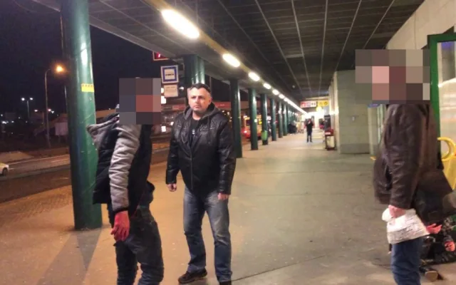 VIDEO: Muž bil bývalou přítelkyni, pak ji tahal za vlasy po zemi. Policie pátrá po zachránci