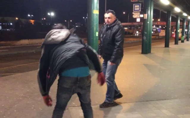 VIDEO: Muž bil bývalou přítelkyni, pak ji tahal za vlasy po zemi. Policie pátrá po zachránci