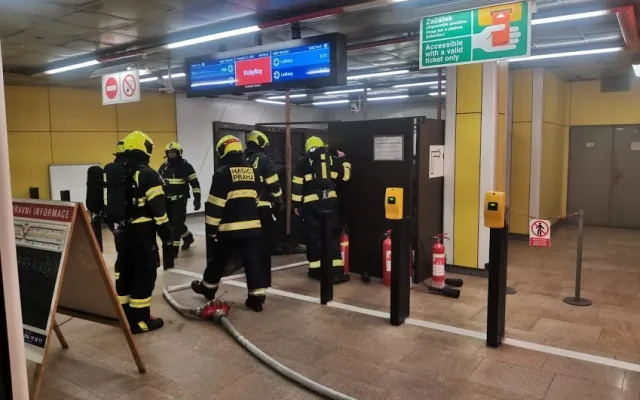 Stanici Kobylisy zahalil kouř. Požár eskalátorů vyhnal cestující z vestibulu.