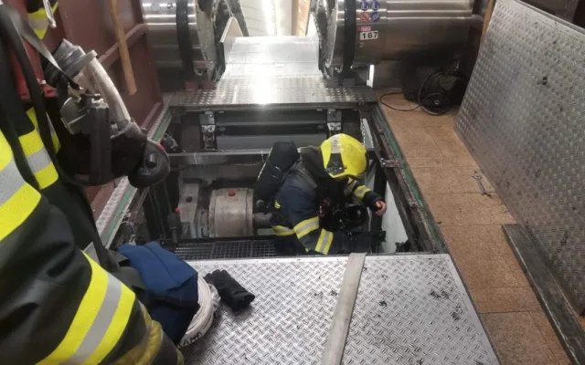 Stanici Kobylisy zahalil kouř. Požár eskalátorů vyhnal cestující z vestibulu.