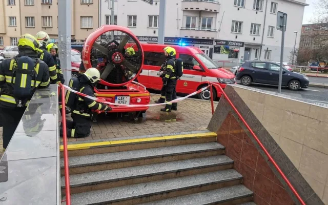 Stanici Kobylisy zahalil kouř. Požár eskalátorů vyhnal cestující z vestibulu.