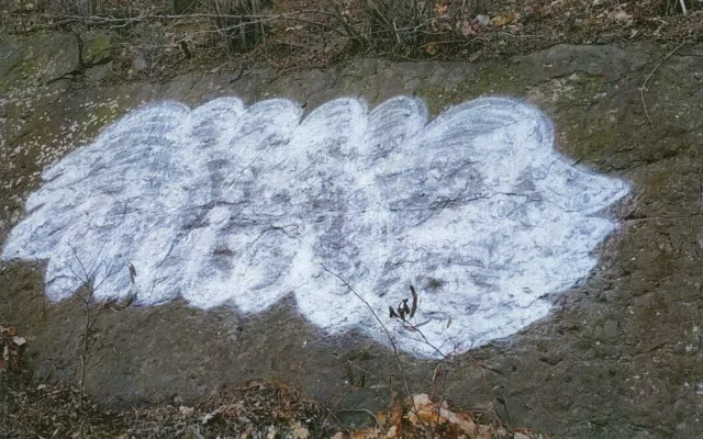 FOTO: Pár sprejoval na skálu ve Vysočanech. Strážníci je chytili přímo při činu