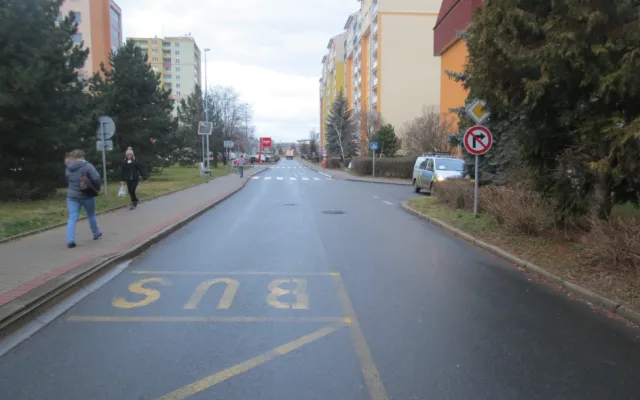 FOTO, VIDEO: Řidič srazil seniora, nechal ho ležet na silnici a ujel. Po viníkovi pátrá policie