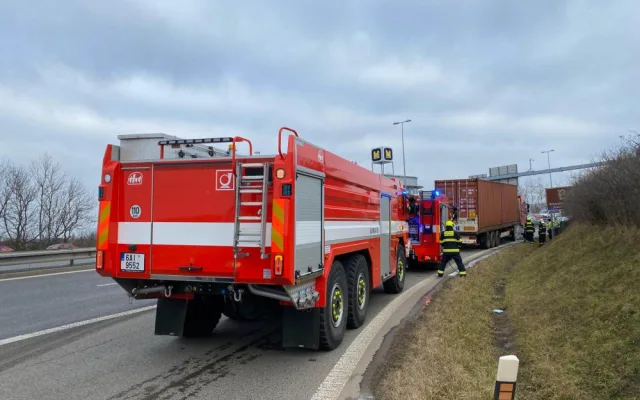FOTO, VIDEO: Na Pražském okruhu dnes dopoledne zasahovali hasiči. Chladili brzdy kamionu
