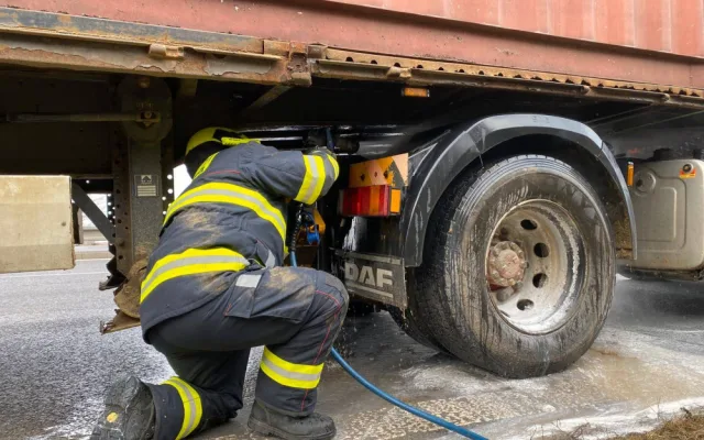 FOTO, VIDEO: Na Pražském okruhu dnes dopoledne zasahovali hasiči. Chladili brzdy kamionu