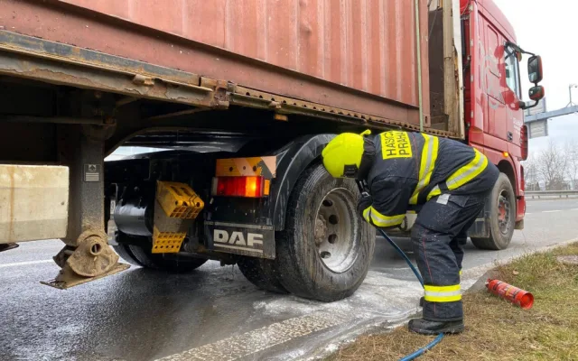 FOTO, VIDEO: Na Pražském okruhu dnes dopoledne zasahovali hasiči. Chladili brzdy kamionu