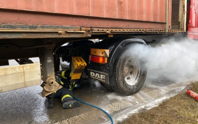 FOTO, VIDEO: Na Pražském okruhu dnes dopoledne zasahovali hasiči. Chladili brzdy kamionu