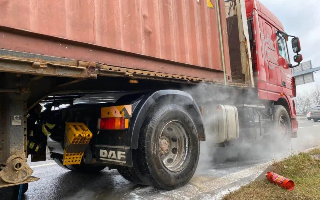 FOTO, VIDEO: Na Pražském okruhu dnes dopoledne zasahovali hasiči. Chladili brzdy kamionu