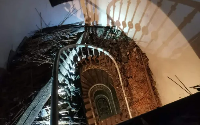 FOTO, VIDEO: V noci se na Žižkově propadla půda bytovky. Hasiči evakuovali čtrnáct lidí