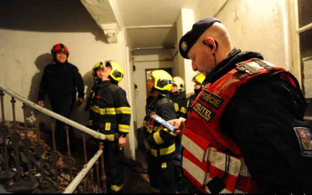 FOTO, VIDEO: V noci se na Žižkově propadla půda bytovky. Hasiči evakuovali čtrnáct lidí