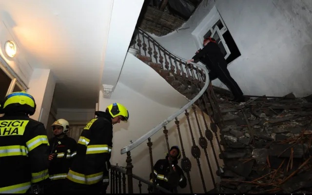 FOTO, VIDEO: V noci se na Žižkově propadla půda bytovky. Hasiči evakuovali čtrnáct lidí