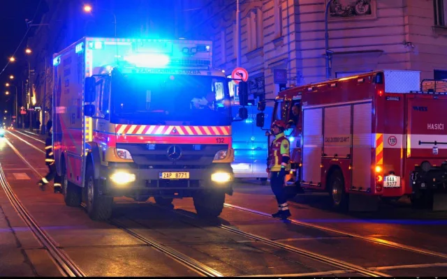FOTO, VIDEO: V noci se na Žižkově propadla půda bytovky. Hasiči evakuovali čtrnáct lidí