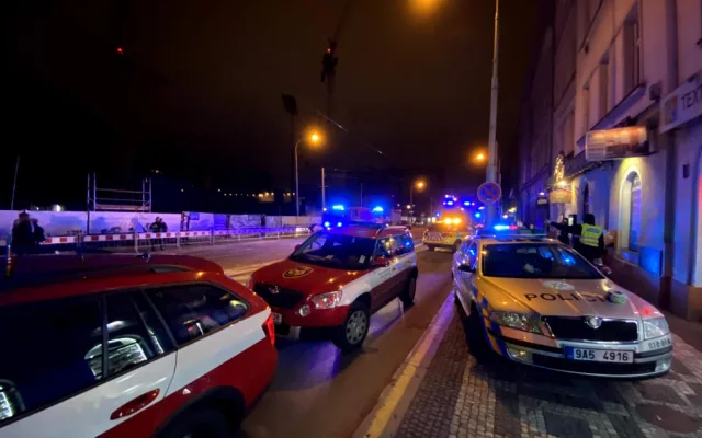 FOTO, VIDEO: V noci se na Žižkově propadla půda bytovky. Hasiči evakuovali čtrnáct lidí