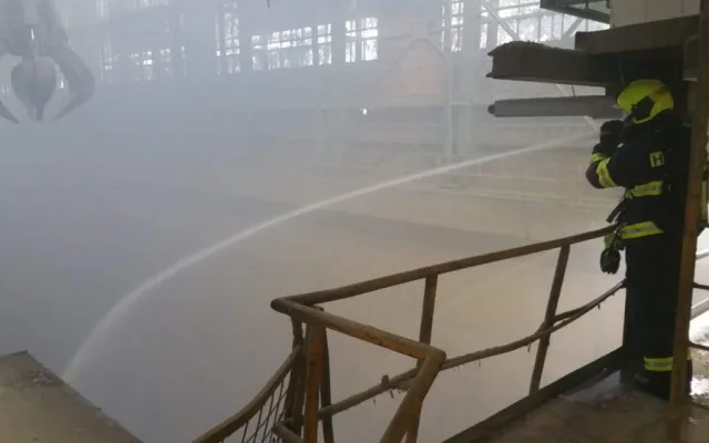 FOTO, VIDEO: Při požáru odpadu v Malešické spalovně byl evakuován jeřábník