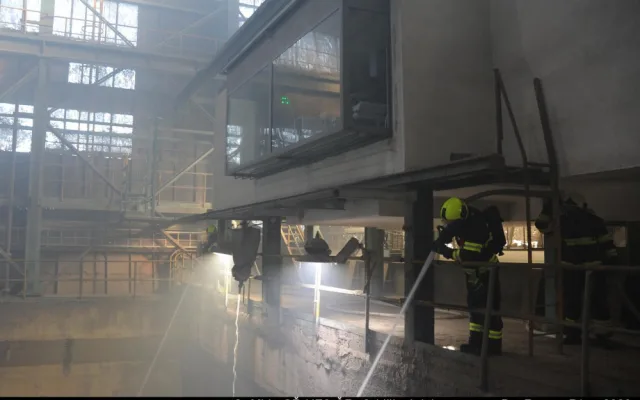 FOTO, VIDEO: Při požáru odpadu v Malešické spalovně byl evakuován jeřábník