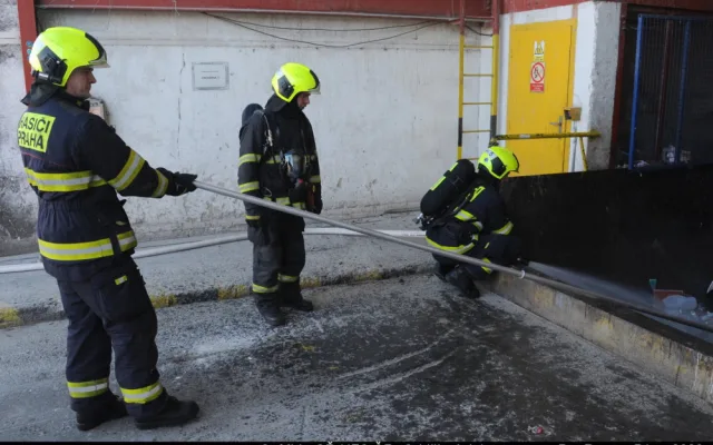 FOTO, VIDEO: Při požáru odpadu v Malešické spalovně byl evakuován jeřábník