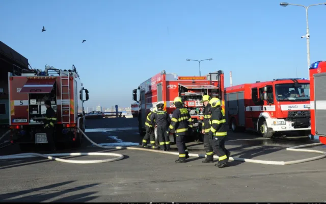 FOTO, VIDEO: Při požáru odpadu v Malešické spalovně byl evakuován jeřábník