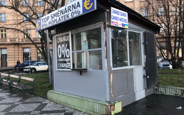 Z Vítězného náměstí zmizí nevzhledná směnárna. Vlastník na stánek nemá právo od roku 2013