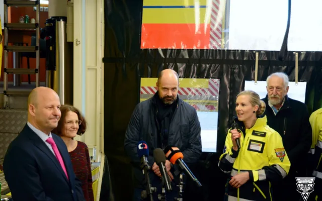 FOTO: Pražští záchranáři představili novinky ve vozovém parku. Silný tahač i evakuační vozidlo