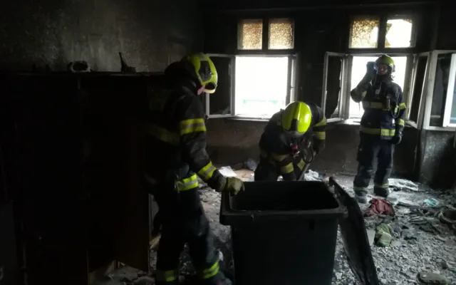 FOTO: Hasiči zachránili při požáru bytu dvacet osob, vznikla škoda za půl milionu