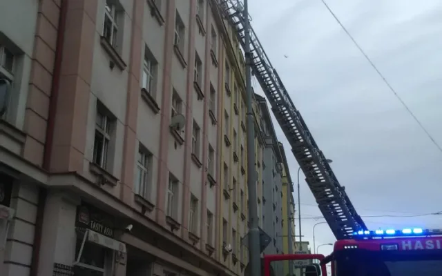 FOTO: Hasiči zachránili při požáru bytu dvacet osob, vznikla škoda za půl milionu