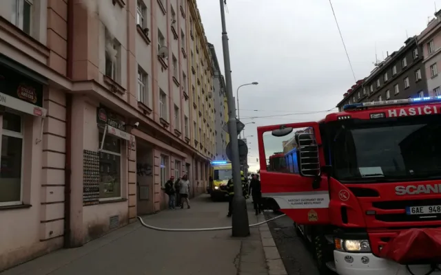 FOTO: Hasiči zachránili při požáru bytu dvacet osob, vznikla škoda za půl milionu